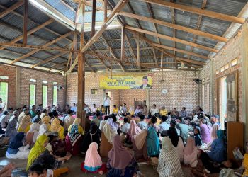 Cek Endra didampingi Ivan Wirata saat reses di Sialang Batuah, Sarolangun. FOTO: UCUP