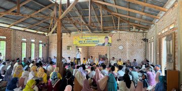 Cek Endra didampingi Ivan Wirata saat reses di Sialang Batuah, Sarolangun. FOTO: UCUP