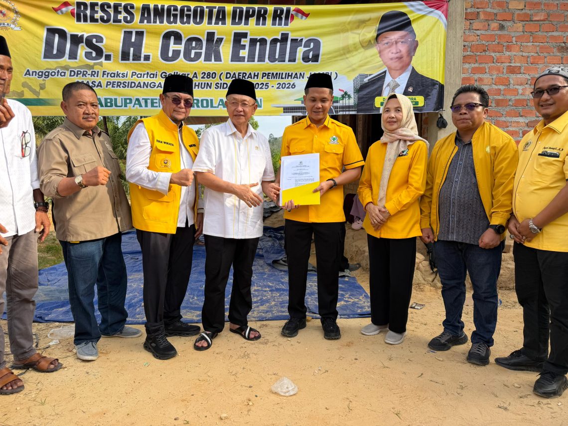 Ketua DPD Golkar Provinsi Jambi, Cek Endra menyerahkan SK pengurus DPD Golkar Kabupaten Sarolangun. FOTO: UCUP