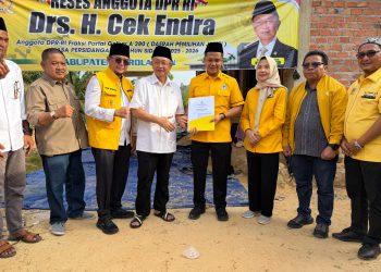 Ketua DPD Golkar Provinsi Jambi, Cek Endra menyerahkan SK pengurus DPD Golkar Kabupaten Sarolangun. FOTO: UCUP