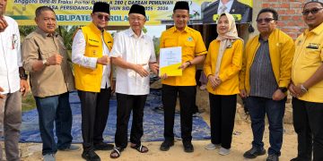 Ketua DPD Golkar Provinsi Jambi, Cek Endra menyerahkan SK pengurus DPD Golkar Kabupaten Sarolangun. FOTO: UCUP