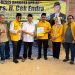 Ketua DPD Golkar Provinsi Jambi, Cek Endra menyerahkan SK pengurus DPD Golkar Kabupaten Sarolangun. FOTO: UCUP