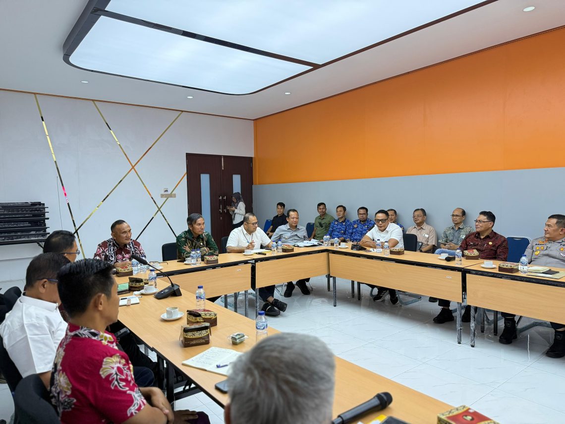 Samsul Ridwan mendampingi Edi Purwanto pertemuan di BPJN Jambu. FOTO: IST