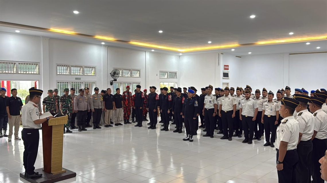 Kalapas Narkotika Muara Sabak bersama jajaran dan TNI, Polri usai ikrar bersama bebas narkoba, penipuan dan handphone ilegal. FOTO: IST