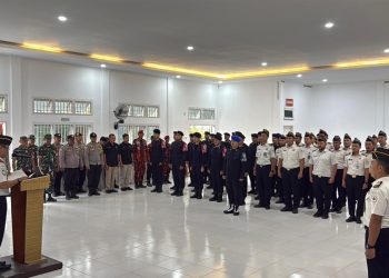 Kalapas Narkotika Muara Sabak bersama jajaran dan TNI, Polri usai ikrar bersama bebas narkoba, penipuan dan handphone ilegal. FOTO: IST