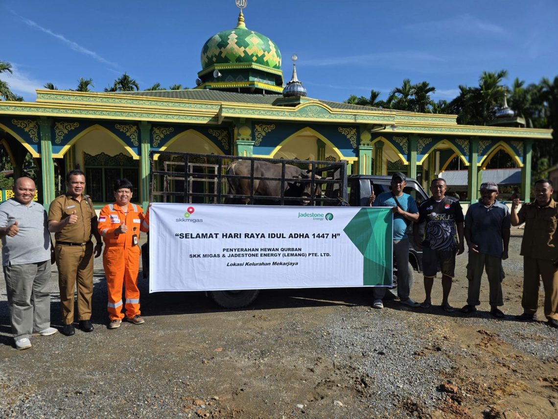 Perwakilan Jadestone Lemang saat menyerahkan hewan kurban kepada perwakilan masyakat. FOTO: IST
