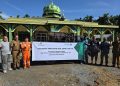 Perwakilan Jadestone Lemang saat menyerahkan hewan kurban kepada perwakilan masyakat. FOTO: IST