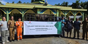 Perwakilan Jadestone Lemang saat menyerahkan hewan kurban kepada perwakilan masyakat. FOTO: IST