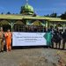 Perwakilan Jadestone Lemang saat menyerahkan hewan kurban kepada perwakilan masyakat. FOTO: IST