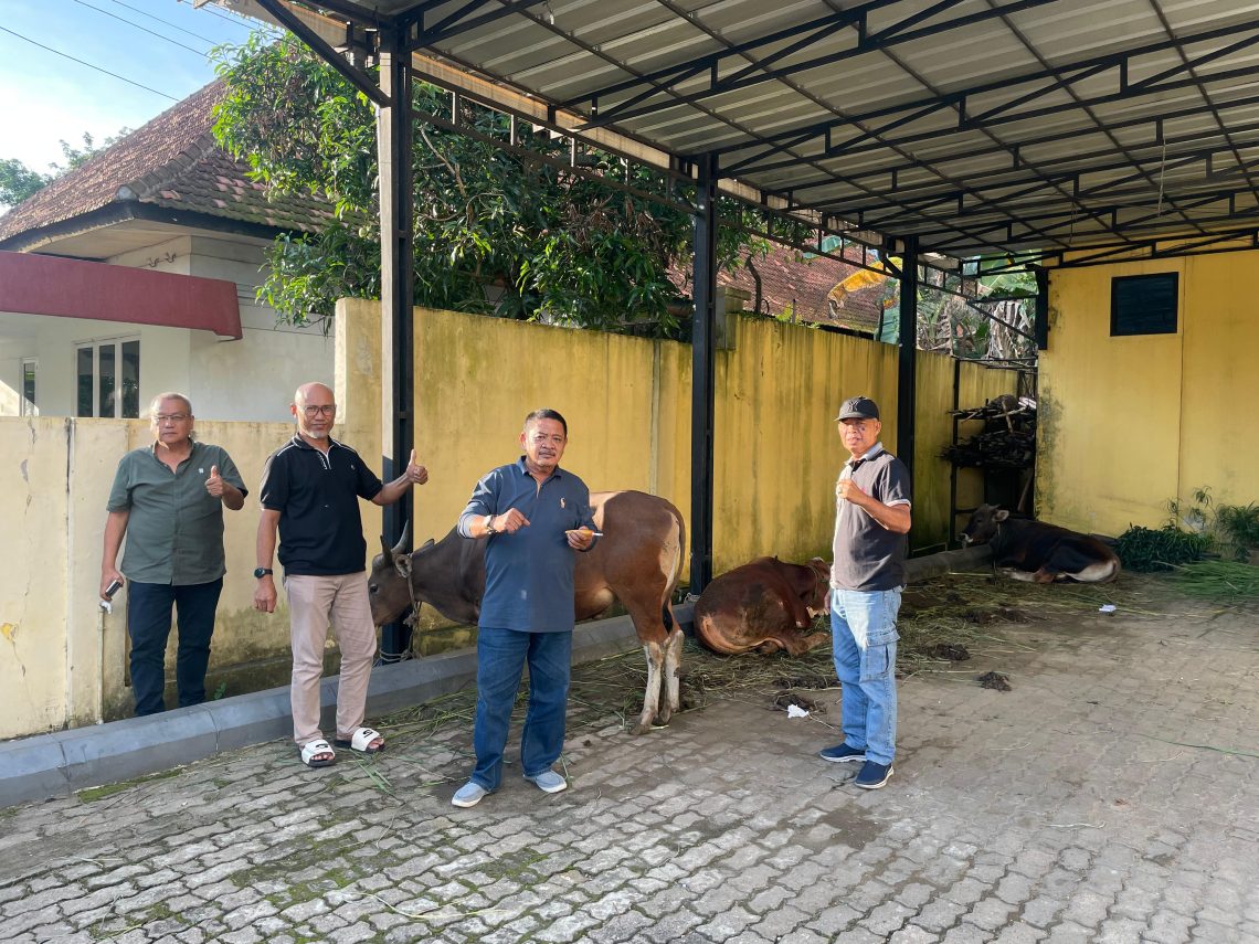 Panitia pelaksana Qurban Golkar Jambi menerima penyerahan hewan Qurban. FOTO: IST