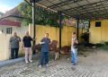 Panitia pelaksana Qurban Golkar Jambi menerima penyerahan hewan Qurban. FOTO: IST