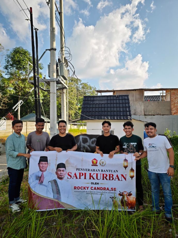 Serah terima hewan Qurban kepada masyakat penerima manfaat. FOTO: IST