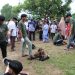 Suasana pemotongan hewan kurban yang melibatkan masyarakat setempat. FOTO: IST