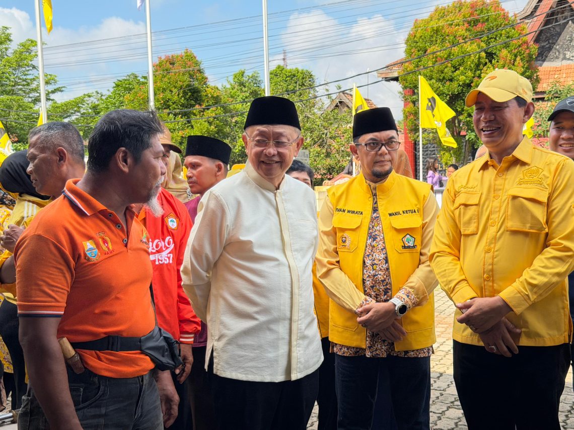 Ketua DPD dan Sekretaris Golkar Jambi, H Cek Endra dan H Ivan Wirata Saat melihat suasana Qurban. FOTO: UCUP