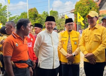 Ketua DPD dan Sekretaris Golkar Jambi, H Cek Endra dan H Ivan Wirata Saat melihat suasana Qurban. FOTO: UCUP