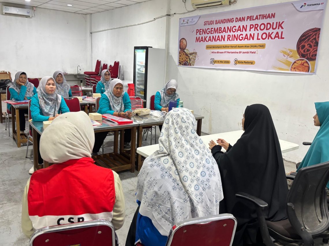 Anggota kelompok KUALITAS saat mengikuti pelatihan pengemasan produk singkong. FOTO: IST