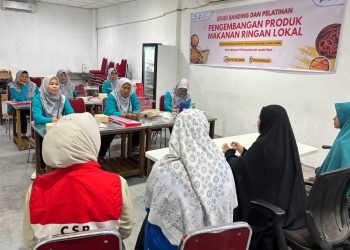 Anggota kelompok KUALITAS saat mengikuti pelatihan pengemasan produk singkong. FOTO: IST