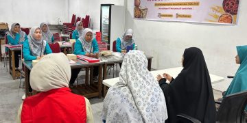 Anggota kelompok KUALITAS saat mengikuti pelatihan pengemasan produk singkong. FOTO: IST
