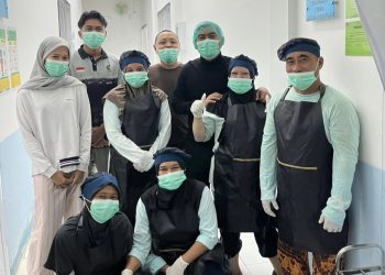 Rocky Candra Saat Meninjau dapur makanan bergizi gratis untuk melihat kualitas dan kebersihan dapur. FOTO: IST
