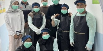 Rocky Candra Saat Meninjau dapur makanan bergizi gratis untuk melihat kualitas dan kebersihan dapur. FOTO: IST