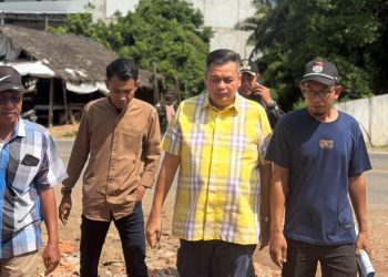Kemas Faried Alfarelly Saat Turun Meninjau Jalan Rusak dengan Warga. FOTO: IST