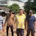 Kemas Faried Alfarelly Saat Turun Meninjau Jalan Rusak dengan Warga. FOTO: IST