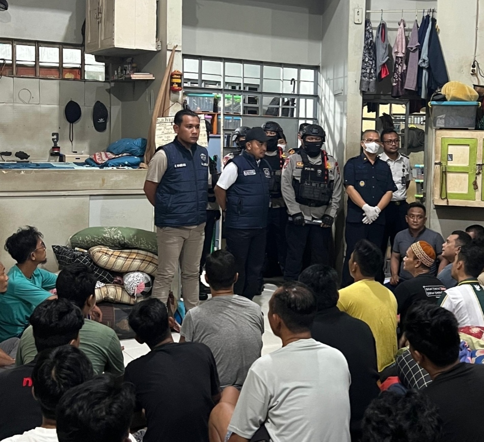 Pengarahan Kanwil Ditjenpas Jambi Irwan Rahmat Gumilar di blok hunian. FOTO: IST
