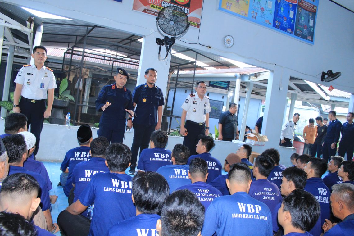 Kanwil Ditjenpas Jambi Irwan Rahmat Gumilar didampingi KA KPLP Riko Hamdan Saat Memberikan pengarahan ke warga binaan sebelum dipindahkan. FOTO: IST