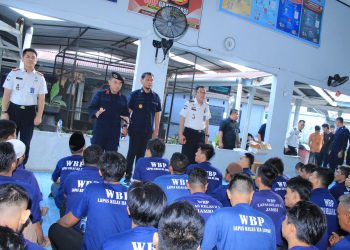 Kanwil Ditjenpas Jambi Irwan Rahmat Gumilar didampingi KA KPLP Riko Hamdan Saat Memberikan pengarahan ke warga binaan sebelum dipindahkan. FOTO: IST
