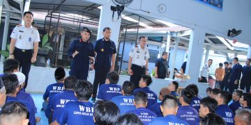 Kanwil Ditjenpas Jambi Irwan Rahmat Gumilar didampingi KA KPLP Riko Hamdan Saat Memberikan pengarahan ke warga binaan sebelum dipindahkan. FOTO: IST