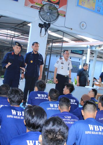 Kanwil Ditjenpas Jambi Irwan Rahmat Gumilar didampingi KA KPLP Riko Hamdan Saat Memberikan pengarahan ke warga binaan sebelum dipindahkan. FOTO: IST