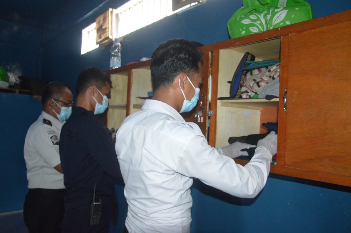 Petugas saat melakukan razia rutin di blok hunian. FOTO: IST