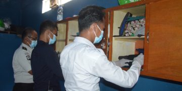 Petugas saat melakukan razia rutin di blok hunian. FOTO: IST