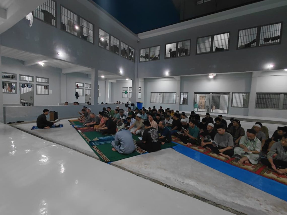 Suasana sholat di blok hunian Lapas Jambi. FOTO: OYI