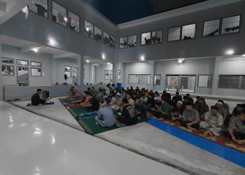 Suasana sholat di blok hunian Lapas Jambi. FOTO: OYI