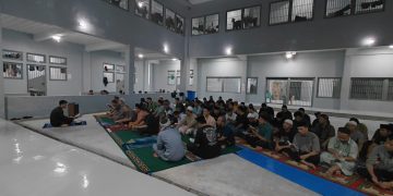 Suasana sholat di blok hunian Lapas Jambi. FOTO: OYI