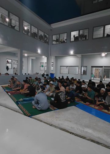 Suasana sholat di blok hunian Lapas Jambi. FOTO: OYI