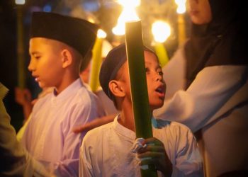 Semarak Pawai Obor Peringati 1 Muharram di Sungai Penuh. FOTO: NURUL
