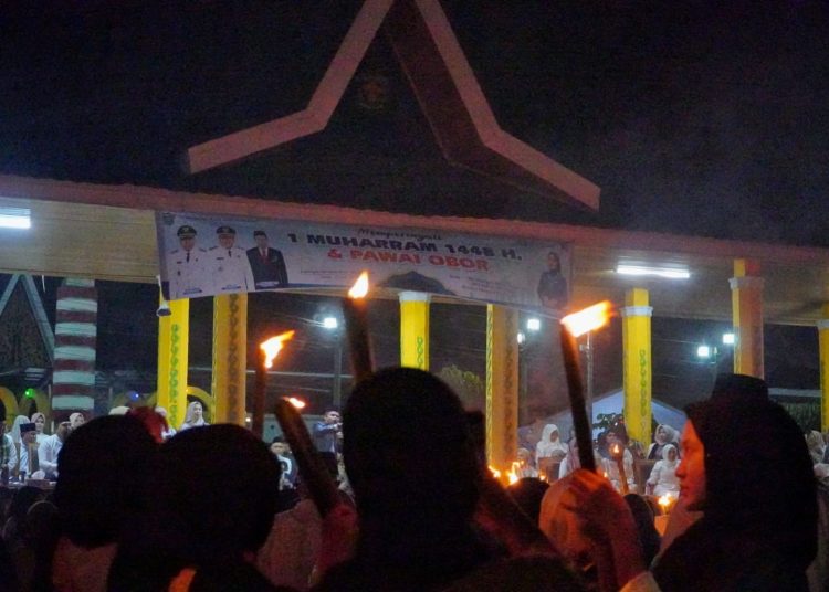 Obor-Obor Harapan Sambut 1 Muharram 1448 H di Kota Sungai Penuh. FOTO: NURUL