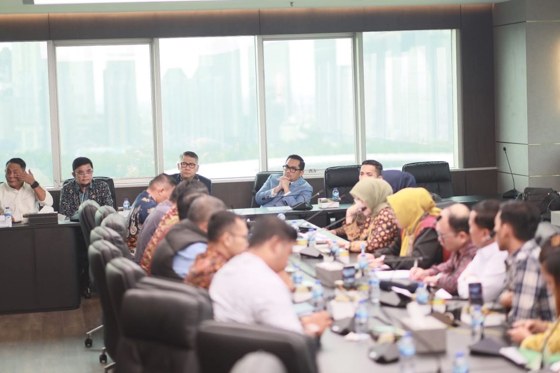 Suasana RDP dengan ketua komisi II DPR-RI. FOTO: UCUP