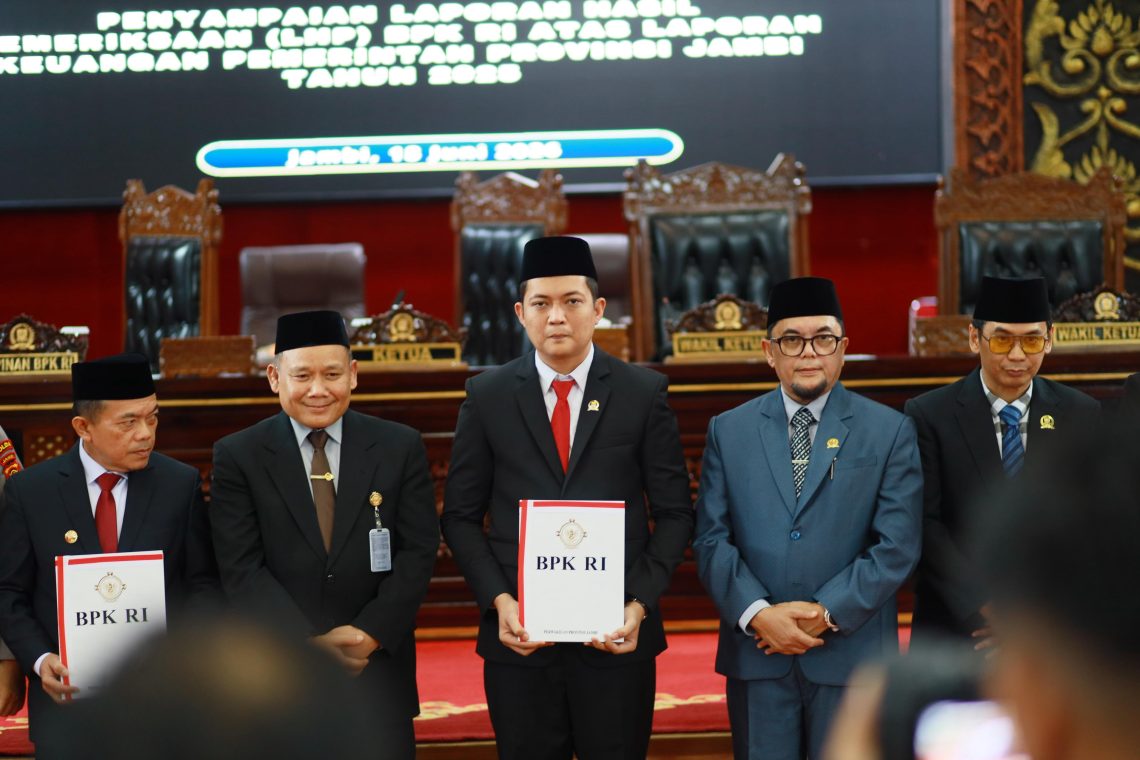 Penyerahan audit BPK ke Gubernur dan Ketua DPRD. FOTO: UCUP