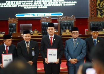Penyerahan audit BPK ke Gubernur dan Ketua DPRD. FOTO: UCUP