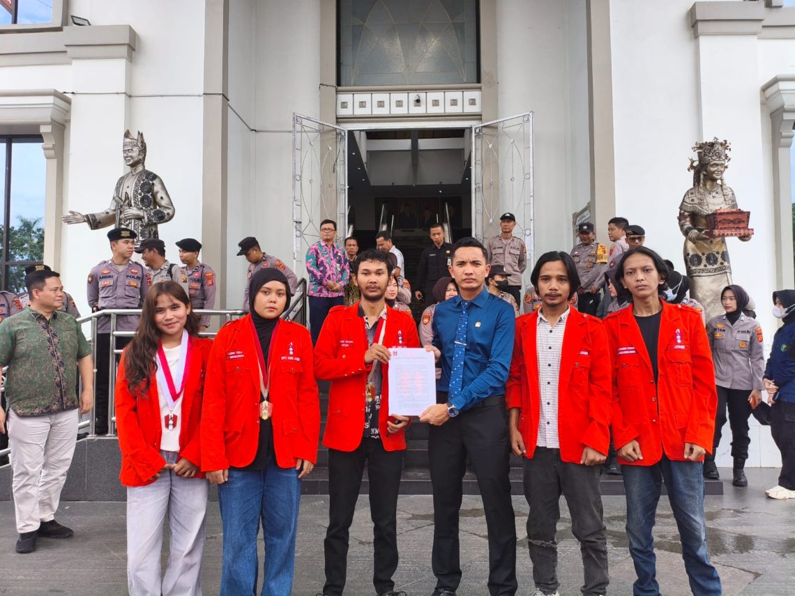 Aksi Jilid II, GMNI Jambi Tagih Keberanian DPRD Awasi Dugaan Korupsi dan Konflik Kepentingan. FOTO: IST