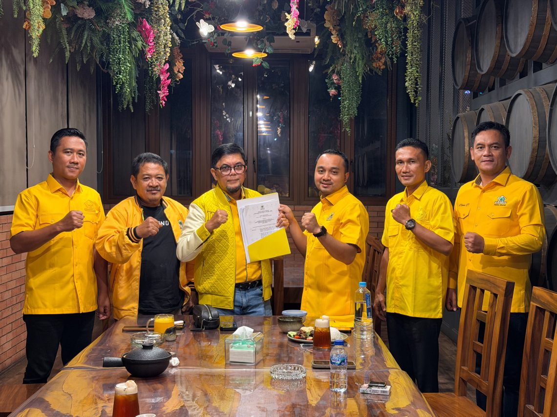 Usai teken fakta integritas, Sekretaris DPD Partai Golkar Provinsi Jambi Ivan Wirata serahkan SK Golkar Kabupaten Tebo. FOTO: UCUP