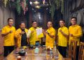 Usai teken fakta integritas, Sekretaris DPD Partai Golkar Provinsi Jambi Ivan Wirata serahkan SK Golkar Kabupaten Tebo. FOTO: UCUP