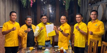 Usai teken fakta integritas, Sekretaris DPD Partai Golkar Provinsi Jambi Ivan Wirata serahkan SK Golkar Kabupaten Tebo. FOTO: UCUP
