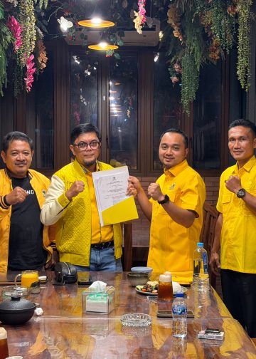 Usai teken fakta integritas, Sekretaris DPD Partai Golkar Provinsi Jambi Ivan Wirata serahkan SK Golkar Kabupaten Tebo. FOTO: UCUP