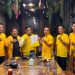 Usai teken fakta integritas, Sekretaris DPD Partai Golkar Provinsi Jambi Ivan Wirata serahkan SK Golkar Kabupaten Tebo. FOTO: UCUP