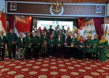 Berfhoto bersama usai acara pembukaan. FOTO: RSD