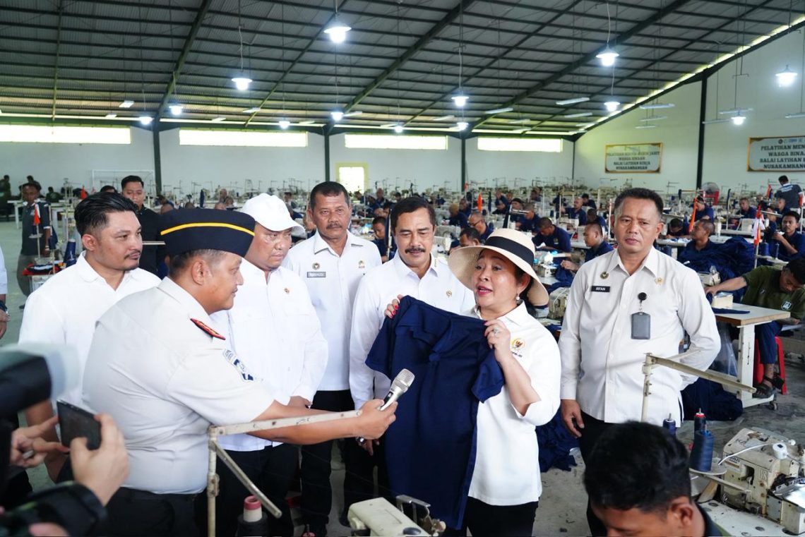 Menteri Imipas saat mendampingi Titiek Soeharto meninjau kreativitas warga binaan di Lapas Nusakambangan. FOTO: IST